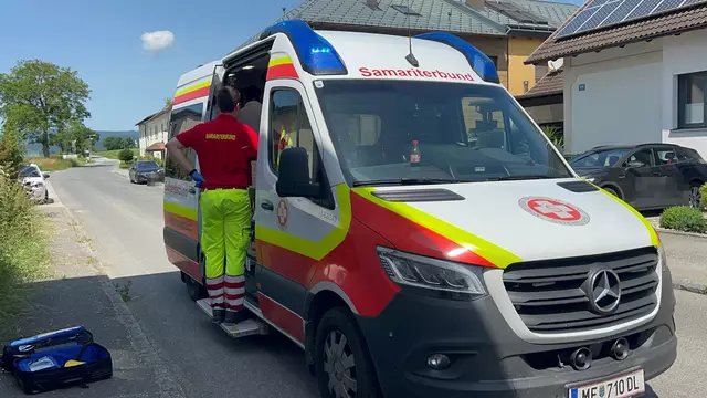 Die verletzte Person wurde nach der notfallmedizinischen Erstversorgung vor Ort zur weiteren Behandlung in ein nahegelegenes Klinikum gebracht. | Foto: DOKU-NÖ