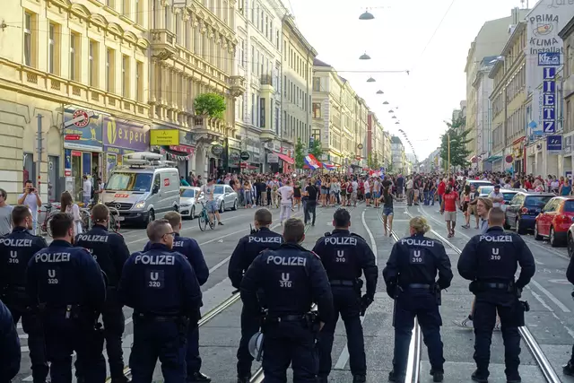 Polizei im Großeinsatz 2018, als kroatische Fans einen Sieg feierten. | Foto: HERBERT NEUBAUER / APA / picturedesk.com