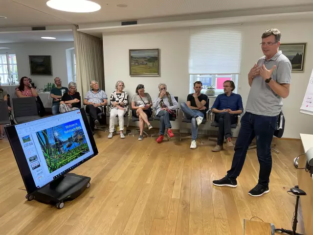 Markus Girardi, Stadtplaner von Rohrbach-Berg (r.), Christof Isopp (2. v. r.) und Architekt Martin Lang (3. v. r.). | Foto: Josef Mathis