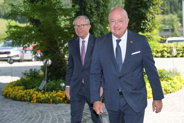 Landeshauptmann Wilfried Haslauer (v.l.) und Bundeskanzler Christian Stocker. | Foto: Land Salzburg / Franz Neumayr