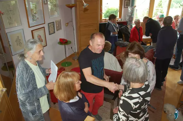 Künstler Manfred Augustin begrüßt die Besucher. | Foto: Norbert Kössler 