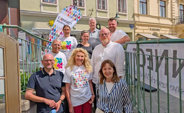 10 Jahre Unterstützung und Hilfe für Menschen auf der Flucht. Das Team von connect Mödling freute sich über den Besuch von Rainer Praschak (links vorne), Sivlia Drechsler (rechts vorne) und Stephan Schimanowa (zweite Reihe, rechts). | Foto: Stadtgemeinde Mödling / cb