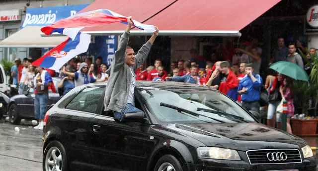 Serbische Fans feiern einen WM-Sieg 2010 gegen Deutschland in der Ottakringer Straße. | Foto: Philipp Schalber / APA / picturedesk.com