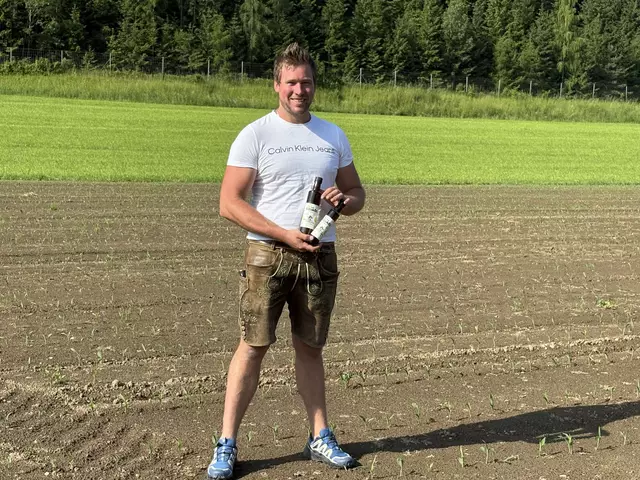 Christian Haberl baut Bio-Soja auf seinem Betrieb in St. Michael an und verarbeitet diesen zu hochwertigem, kaltgepresstem Öl.  | Foto: Christian Haberl