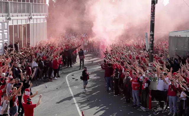 Künftig dürften bis zu 25.000 Fans für die Anrainer nicht lauter sein als die aktuell zugelassenen 15.000 Fans.  | Foto: GEPA