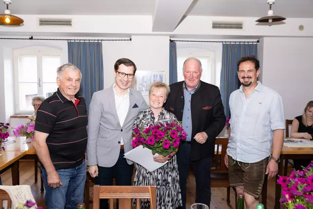 Prämierung: Gemeinderat Erich Dotter, Bgm. Stefan Hofer, Roswitha Gruber, VBgm. Berthold Strobl und Gernot Kubart. | Foto:  Martin Meieregger