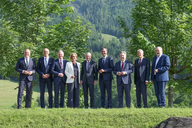 Landeshauptleutekonferenz in Leogang (Salzburg) unter dem Vorsitz von Landeshauptmann Wilfried Haslauer am 6. Juni 2025. Zentrales Thema ist die Reformpartnerschaft zwischen Ländern und Bund, um die Verwaltung effektiver und serviceorientierter zu machen. Zentrale Themen waren außerdem Bildung, Gesundheit und Energie. Im Bild: Landeshauptmann Mario Kunasek (Steiermark), Landeshauptmann Anton Mattle (Tirol), Landeshauptmann Thomas Stelzer (Oberösterreich), Landeshauptfrau Johanna Mikl-Leitner (Niederösterreich), Landeshauptmann Wilfried Haslauer (Salzburg), Landeshauptmann Markus Wallner (Vorarlberg), Landeshauptmann und Bürgermeister Michael Ludwig (Wien), Landeshauptmann Peter Kaiser (Kärnten) und Landeshauptmann Hans Peter Doskozil (Burgenland).