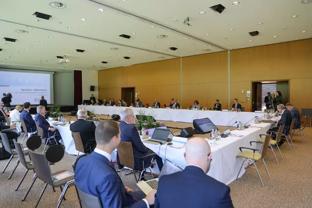 Landeshauptleutekonferenz in Leogang (Salzburg) unter dem Vorsitz von Landeshauptmann Wilfried Haslauer am 6. Juni 2025. Zentrales Thema ist die Reformpartnerschaft zwischen Ländern und Bund, um die Verwaltung effektiver und serviceorientierter zu machen. Zentrale Themen waren außerdem Bildung, Gesundheit und Energie. Im Bild: Start der Tagung. Leogang, 6.6.2025 | Foto: Land Salzburg/ Franz Neumayr