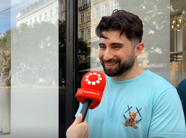 "Er ist immer glücklich und lächelt" sagt dieser junge Mann über seinen Vater – das hat er offenbar von ihm gelernt.  | Foto: MeinBezirk