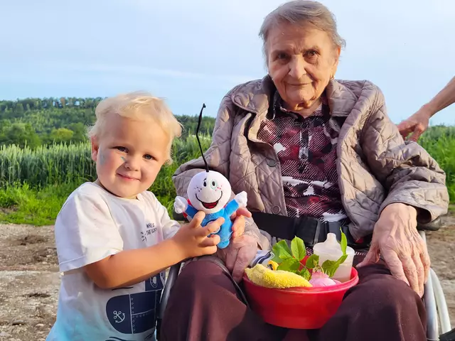 Mit dem Urenkerl auf Gartenbesuch - die Freude war Theresia Puchner anzusehen | Foto: Eckhart Herbe