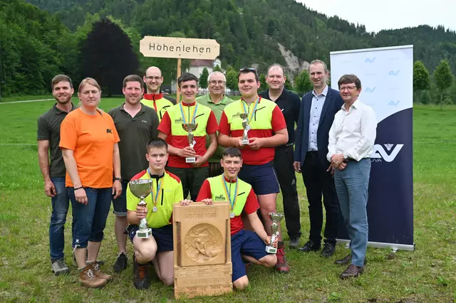 Direktorin Maria Ottenschläger (2.v.l.), Betreuer und Sponsoren der AUVA mit dem siegreichen Team unter 17 Jahre der LFS Hohenlehen | Foto: Jürgen Mück