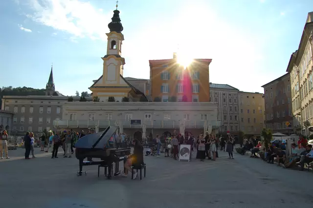Von kommenden Mittwoch, 11. Juni bis Sonntag, 15. Juni 2025, jeweils von 12:00 bis 20:30 Uhr, steht wieder ein frei zugänglicher Klavierflügel mitten am Mozartplatz. | Foto: Open piano for refugees