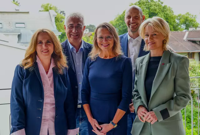 v.l.n.r. Elisabeth Haas (PH Vorarlberg), Andreas Schnider (Qualitätssicherungsrat für Pädagoginnen- und Pädagogenbildung), Beatrix Karl (Rektorinnen- und Rektorenkonferenz der österreichischen Pädagogischen Hochschulen) Nikolaus Janovsky (KPH Edith Stein) und Regine Mathies (PH Tirol) stellen die Änderungen des Lehrplans für angehende Volksschullehrerinnen und Lehrer vor.  | Foto: KPH Edith Stein/Nössing