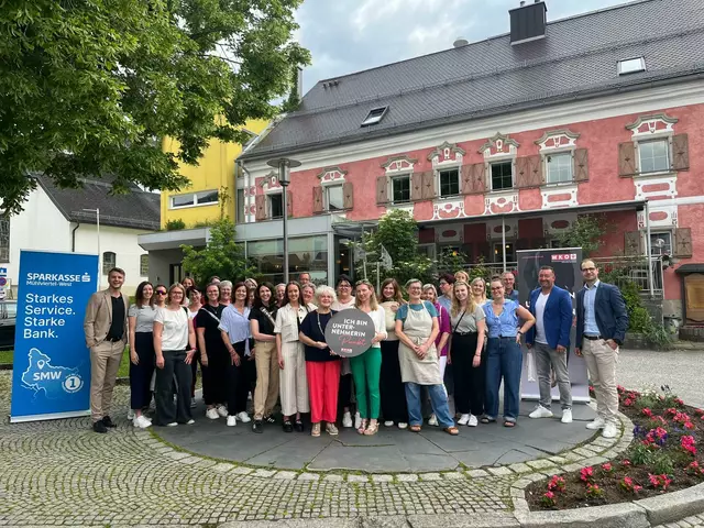 WKO-Obmann Andreas Höllinger (l.), Leiter WKO Rohrbach Michael Schaubmeier (r.) mit den TeilnehmerInnen des Events. | Foto: MeinBezirk/Meßthaller