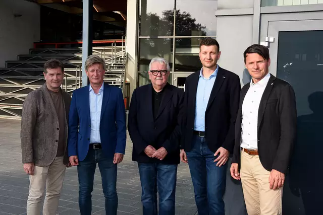 Von links: WAC-Präsident Dietmar Riegler, Landessportdirektor Arno Arthofer, Moderator Prof. Reinhold Eckhardt, Psychotherapeut Thomas Preßlauer (DELFI Kinderschutzzentrum), Vizebürgermeister Alexander Radl.

  | Foto: Stadtgemeinde Wolfsberg