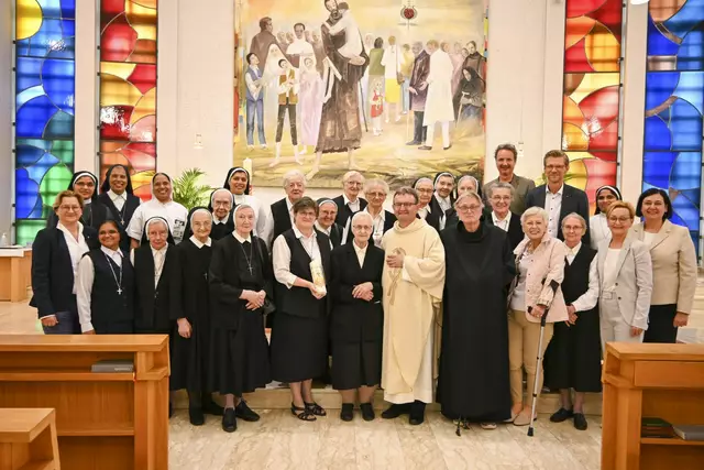 Pater Prior Daniel Katenschläger, Provinzoberin SR Maria Zeitler, SR Gottharda Knarr und Mitschwestern, Krankenhausseelsorger Rektor Josef Kuzmits, Pflegedirektorin i.R. Irene Zach, Mitglieder der Krankenhausleitung, Schwestern der Kongregationen Charity Sisters und Schwestern vom Hl. Josef von Tarbes | Foto: KHBB Eisenstadt