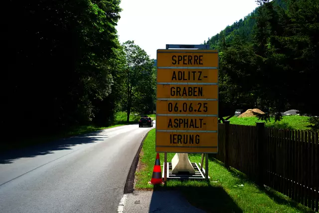 Hinweis im Ortsgebiet von Breitenstein auf die Baustelle.