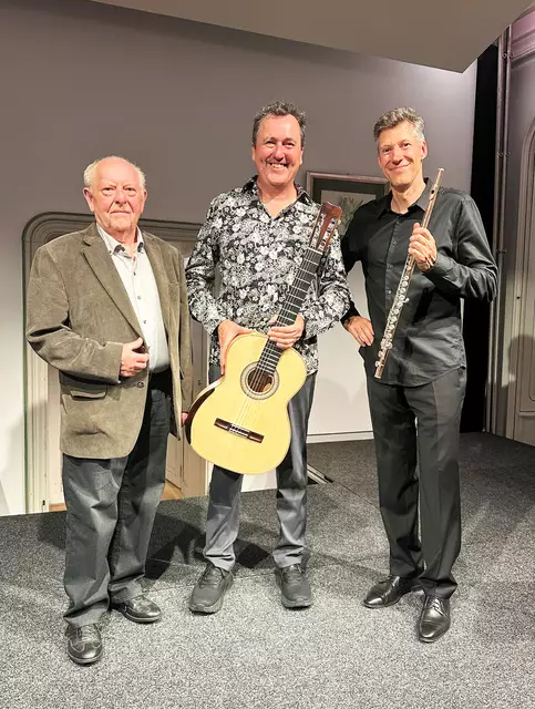 Kulturgemeinderat Horst Kies war von dem Konzert von Jan Daxner – der übrigens seinen ersten Flötenunterricht vom Maria Enzersdorfer Kulturgemeinderat erhielt – und Gareth
Koch begeistert. | Foto: Marktgemeinde Maria Enzersdorf