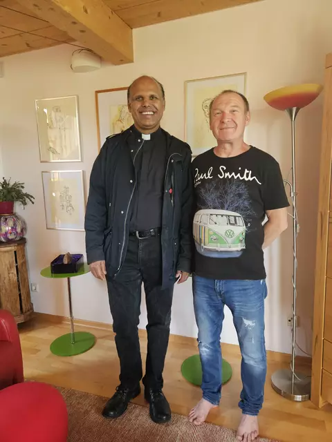 Pater Rejci (l.) und Manfred Augustin vor der Bilderwand. | Foto: Maria Auer 