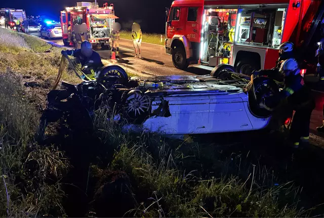Aus unbekannter Ursache kam ein Pkw-Lenker von der Fahrbahn und das Fahrzeug habe sich überschlagen. | Foto: Stützpunkt-Feuerwehr Winklern