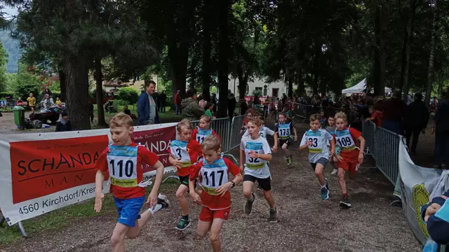 Mehr als 15 Schulen aus dem gesamten Bezirk Kirchdorf nahmen am Parklauf in Kirchdorf/Krems teil. | Foto: Kreativ-Musikmittelschule Kirchdorf
