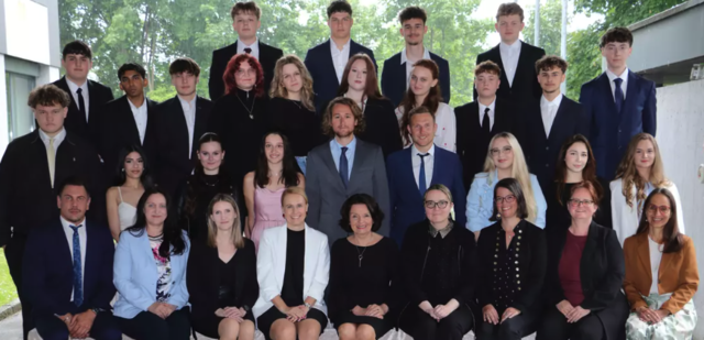 21 Absolventinnen und Absolventen der HAS Voitsberg sorgten für eine "weiße Fahne". | Foto: FOTO KOREN