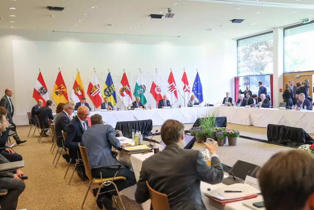 Landeshauptleutekonferenz in Leogang (Salzburg) unter dem Vorsitz von Landeshauptmann Wilfried Haslauer am 6. Juni 2025. Zentrales Thema ist die Reformpartnerschaft zwischen Ländern und Bund, um die Verwaltung effektiver und serviceorientierter zu machen. Zentrale Themen waren außerdem Bildung, Gesundheit und Energie. Um zirka 11.00 Uhr sind die Spitzen der Bundesregierung zur Sitzung der Landeshauptleutekonferenz dazugestoßen. Derzeit wird gemeinsam die Reformpartnerschaft verhandelt. Im Bild ein Blick in den Tagungssaal.  | Foto: Land Salzburg / Franz Neumayr