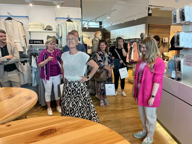 Die Mitarbeiter zeigten eine kleine Modeschau. | Foto: MeinBezirk/Meßthaller