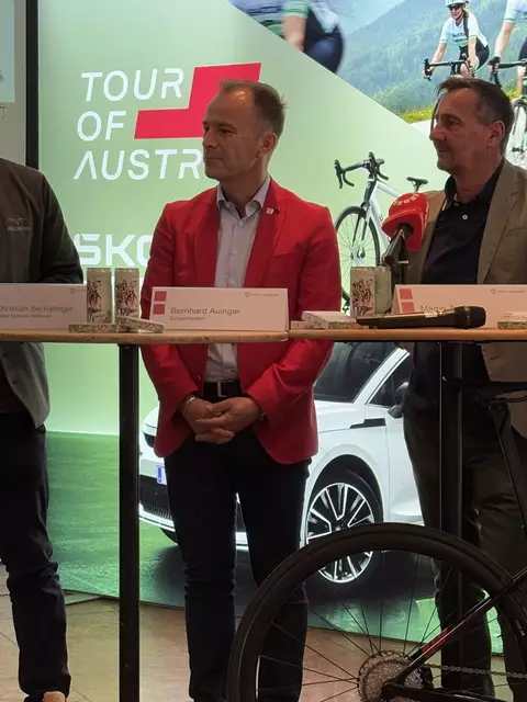 Bürgermeister Bernhard Auinger: "Es ist eine große Freude, dass Salzburg als Sportstadt bei der 74. Auflage der Tour of Austria eine zentrale Rolle übernimmt. Mit der eindrucksvollen Strecke von Schloss Hellbrunn bis hinauf auf den Gaisberg bietet die Stadt eine spektakuläre Kulisse – für Fans vor Ort und an den Bildschirmen." | Foto: Schrofner