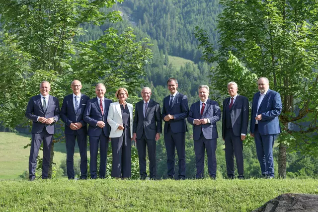 Landeshauptleutekonferenz in Leogang (Salzburg) unter dem Vorsitz von Landeshauptmann Wilfried Haslauer am 6. Juni 2025. Zentrales Thema ist die Reformpartnerschaft zwischen Ländern und Bund, um die Verwaltung effektiver und serviceorientierter zu machen. Zentrale Themen waren außerdem Bildung, Gesundheit und Energie. Im Bild: Landeshauptmann Mario Kunasek (Steiermark), Landeshauptmann Anton Mattle (Tirol), Landeshauptmann Thomas Stelzer (Oberösterreich), Landeshauptfrau Johanna Mikl-Leitner (Niederösterreich), Landeshauptmann Wilfried Haslauer (Salzburg), Landeshauptmann Markus Wallner (Vorarlberg), Landeshauptmann und Bürgermeister Michael Ludwig (Wien), Landeshauptmann Peter Kaiser (Kärnten) und Landeshauptmann Hans Peter Doskozil (Burgenland).