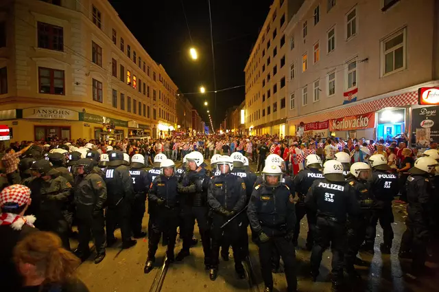 So sah es in der Ottakringer Straße 2008 aus, als es nach einem EM-Spiel zu Krawallen zwischen türkischen und kroatischen Fans kam. | Foto: photonews.at / picturedesk.com