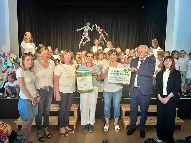 Das Kindergarten-Team mit Landesrätin Beate Prettner, Gemeinderat Roman Verdel und Gabriela Zwipp von der Unterabteilung Gesundheitsförderung.(von links)
 | Foto: Büro LR.in Prettner