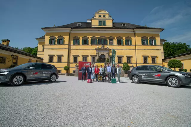 Hier geht sie los: die dritte Etappe der 74. Tour of Austria. Im Innenhof von Schloss Hellbrunn startet die Etappe, die am Ende und nach 142,9 Kilometer sowie 2.752 Höhenmeters am Gaisberg endet. | Foto: Stadt Salzburg / Rocio Escabosa