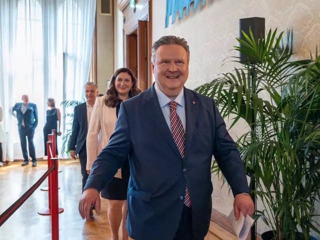 Bürgermeister Michael Ludwig, dahinter die künftige Finanzstadträtin Barbara Novak. | Foto: Valentina Marinelić/MeinBezirk