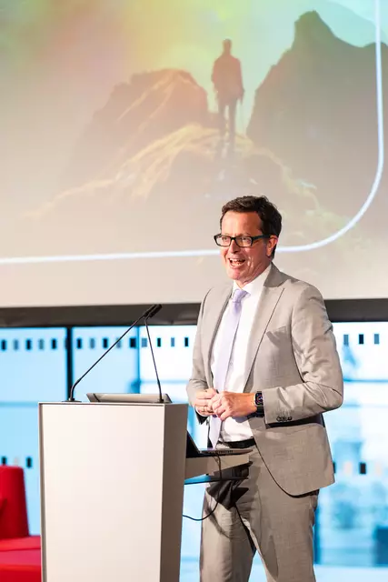 Patrick Götz, Vorstand der Tiroler Sparkasse, freute sich über rund 100 Touristiker und Touristikerinnen, die der Einladung der Tiroler Sparkasse folgten.