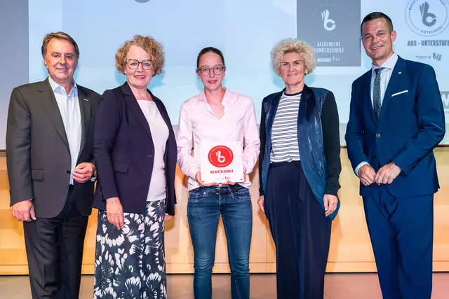 WKNÖ-Präsident Wolfgang Ecker, Landesrätin Christiane Teschl-Hofmeister (ÖVP), Katharina Payer (ISK), WKNÖ-Direktor-Stv. Alexandra Höfer und NÖ Bildungsdirektor Karl Fritthum. | Foto: Andreas Kraus