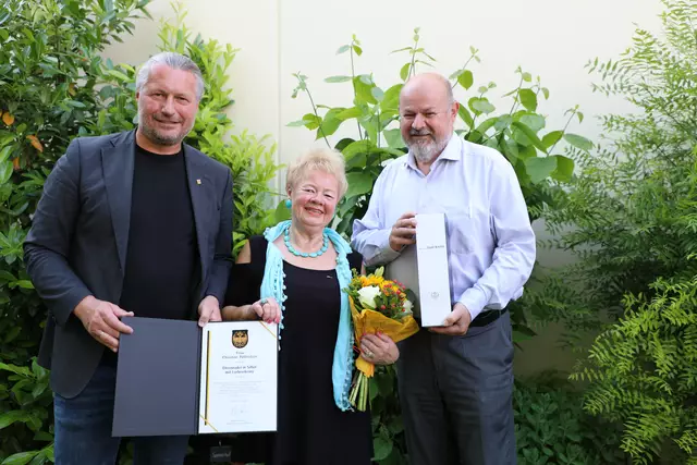 Bürgermeister Peter Molnar zeichnete KWB-Organisatorin Christine Pölleritzer mit der Ehrennadel in Silber mit Lorbeerkranz aus. Zur Auszeichnung gratulierte Obmann Hansjörg Henneis. | Foto: Stadt Krems