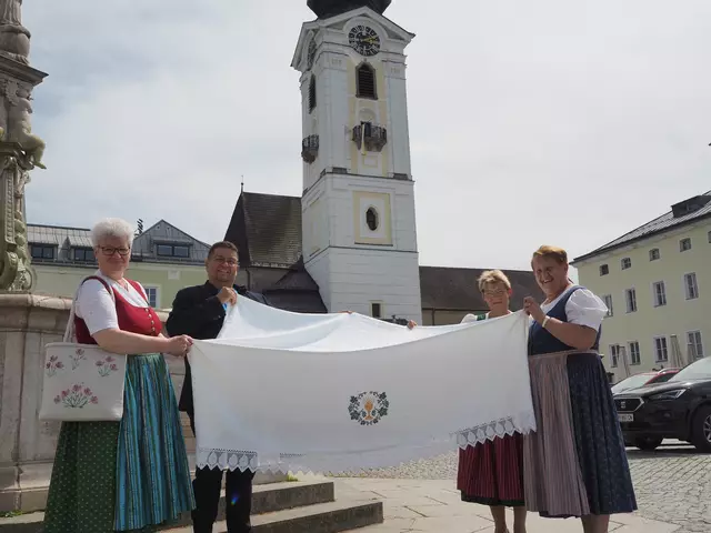Von links: Annemarie Zeinlinger, Pfarrassistent Roland Altreiter, Margit Birklbauer und Goldhauben-Obfrau Anni Friesenecker.
| Foto: Pfarre Freistadt