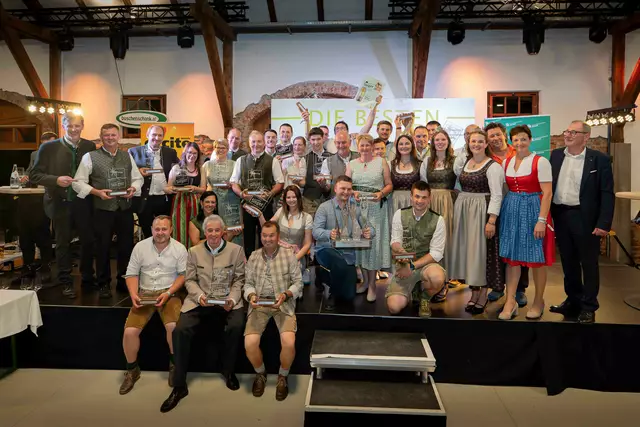 Stehend v.l.n.r.: Weinbauchef Martin Palz, Peter Labanz, Thomas Burger, Annemarie Deutsch, Gottfried Grabin, Rosina Grabin, Christian Friedrich, Andreas Koller, Hans-Peter Temmel, Christine Temmel, Florian Temmel, Valentin Skoff, Christian Skoff, Rupert Ulrich, Karin Ulrich, Andreas Fauster, Stefan Hütter, Manfred Frühwirth, Anton Perner, Weinhoheit Antonia, Weinkönigin Magdalena, Weinhoheit Lea, Vizepräsidentin Maria Pein, Raiffeisengeneraldirektor Martin Schaller, Kammerobmann Christoph Zirngast, Sepp Eder,
Sitzend v.l.n.r.: Bettina Urbanitsch, Cornelia Ulrich, David Ulrich, Michael Strohmaier, David Marko, Werner Luttenberger sowie Manfred Lieleg | Foto: LK Steiermark/David Krenn