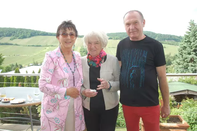 Die Künstler mit Ernestine Pfeisinger von KIS (Mitte) auf ihrer Terrasse mit Blick auf die Salmannsdorfer Weinberge. | Foto: Norbert Kössler 