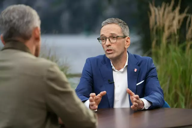Beim Sommergespräch zwischen FPÖ-Spitzenkandidat Herbert Kickl und ORF-Moderator Martin Thür kam es am Ufer des Traunsees zu einer Störaktion. | Foto: ORF/Roman Zach-Kiesling (Archivfoto)