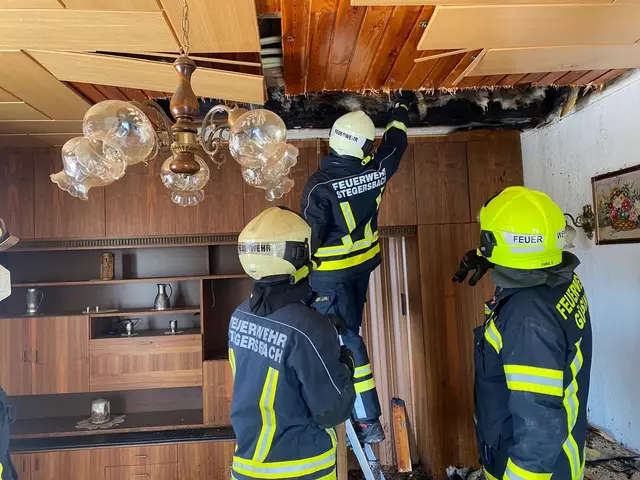 Aus unbekannter Ursache geriet die Zwischendecke eines Wohnhauses in Stegersbach in Brand | Foto: Bezirksfeuerwehrkommando Güssing