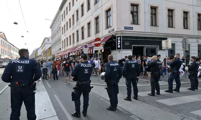 In der Ottakringer Straße kam es in der Vergangenheit zu Großeinsätzen der Polizei aufgrund von Fan-Krawallen. (Archiv) | Foto: viennaslide / picturedesk.com