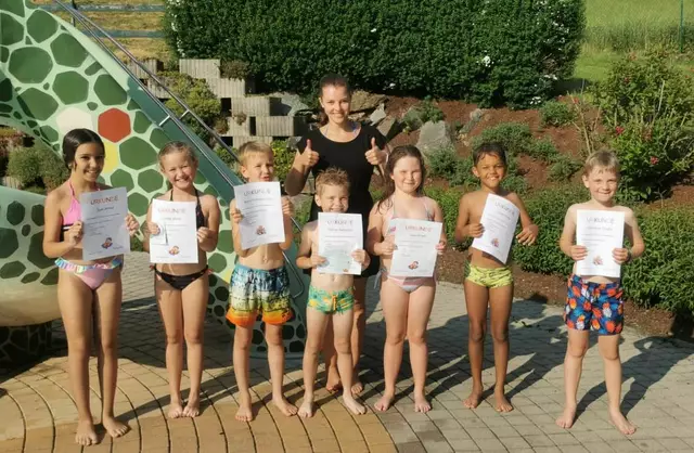 Theresa Strasser mit sieben erfolgreichen "Oktopus"-Schwimmern im Freibad Münzkirchen. Jedes Jahr leitet Strasser mehrere Schwimmkurse für Kinder. | Foto: Strasser