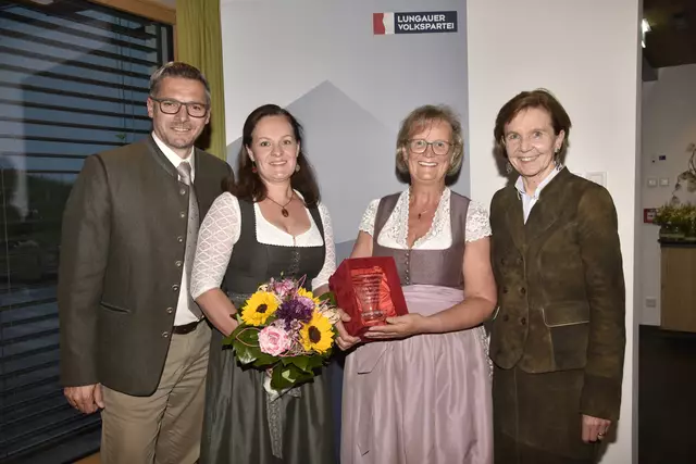 LAbg. Bezirksobmann Markus Schaflechner, die neugewählte Bezirksleiterin der ÖVP Frauen Elisabeth Bauer, die ehemalige Bezirksleiterin der ÖVP Frauen Christine Macheiner, Landtagspräsidentin Landesleiterin der ÖVP Frauen Dr. Brigitta Pallauf. | Foto: Fotostudio Roland Holitzky