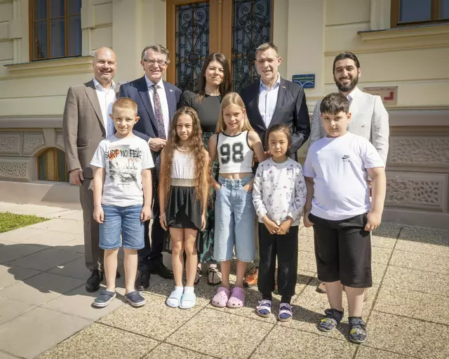 Schulqualitätsmanager Heinz Kerschbaumer, Integrationsstadtrat Franz Piribauer, VS Baumkirchnerring-Direktorin Jasmin Steinböck, Bildungsstadtrat Philipp Gruber und Integrationsgemeinderat Kanber Demir mit Tymur, Dominika, Daryna, Sophia und Ramazan. | Foto: Stadt Wiener Neustadt/Weller