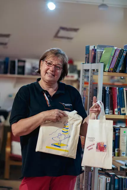 Bibliothekarin Eleonore Cerwenka mit dem Präsent für junge Würflacher. | Foto: Santrucek