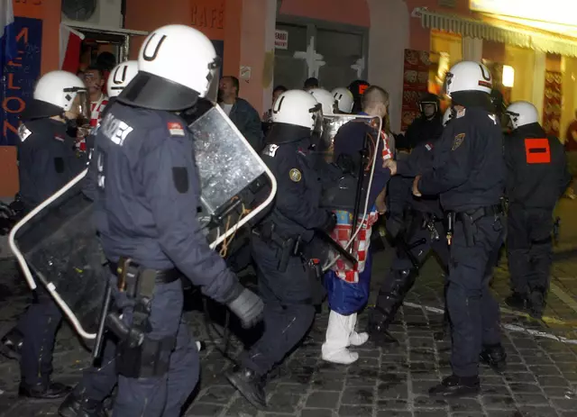 So sah es in der Ottakringer Straße 2008 aus, als es nach einem EM-Spiel zu Krawallen zwischen türkischen und kroatischen Fans kam. | Foto: Herbert P. Oczeret / APA / picturedesk.com