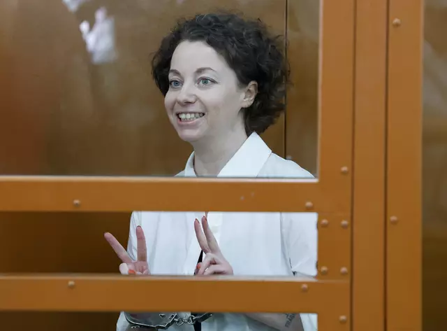 Die Handschellen werden erst beim genaueren Hinsehen sichtbar. Die Fabel "Zöglinge" der russischen Künstlerin Schenja Berkowitsch wird von Birgit Minichmayr gelesen. | Foto: Yulia Morozova/REUTERS