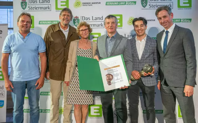 Die Gewinner der Rubrik Gesellschaft und Unternehmen: Norbert Neuhold, Josef und Elisabeth Wieser, Bernd und Elias Eckel (Eckel Energy GmbH) mit Rubrikpate Werner Ressi (Energie Steiermark) (v. l.) | Foto: Johannes Gellner